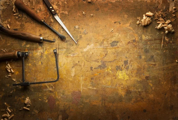 Handgereedschap hout op een oude houten werkbank — Stockfoto