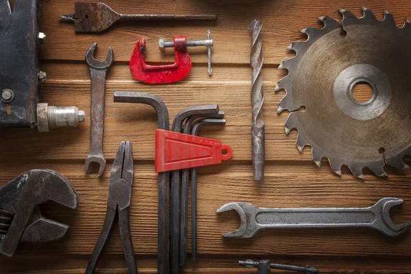 Vecchi strumenti grungy su uno sfondo di legno — Foto Stock