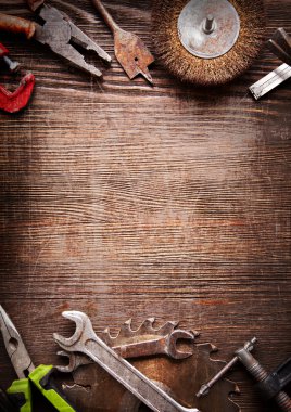 ahşap arka plan aşınmış eski araçlar