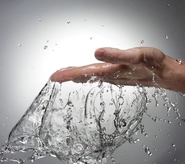Splash του νερού στο χέρι της γυναίκας — Φωτογραφία Αρχείου