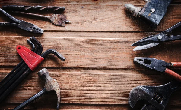 Grungy oude tools op een houten achtergrond — Stockfoto