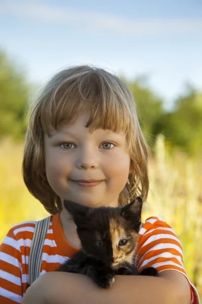 Lycklig unge med en kattunge — Stockfoto