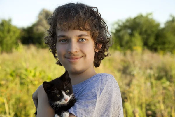 Gelukkige jongen met een kitten — Stockfoto