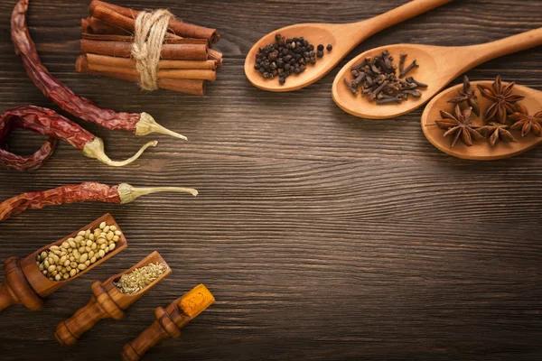 Herbes et épices sur fond en bois — Photo