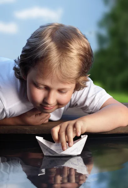 Бумажный корабль в руках у детей — стоковое фото