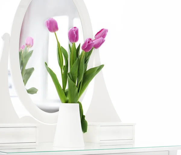 Tulipán en la habitación — Foto de Stock