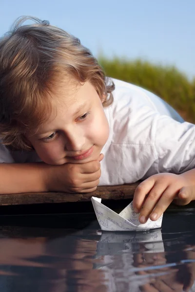 Papier schip in kinderen hand — Stockfoto