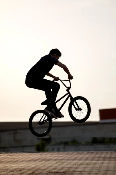 Έφηβος σε ένα ποδήλατο — Φωτογραφία Αρχείου
