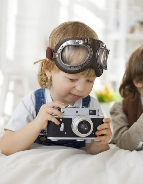 Ragazzo felice con fotocamera retrò — Foto Stock