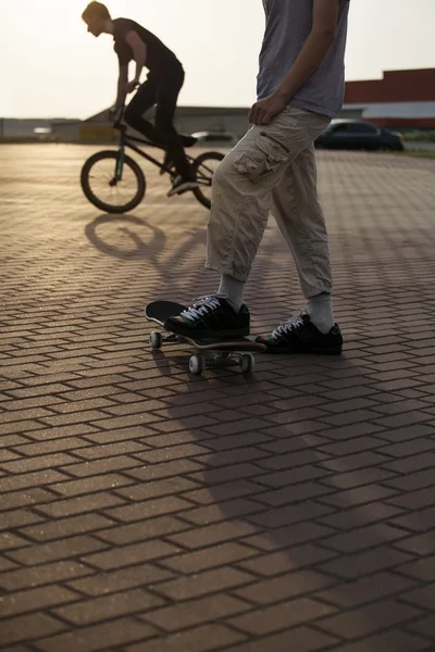 Tonåring på en cykel — Stockfoto