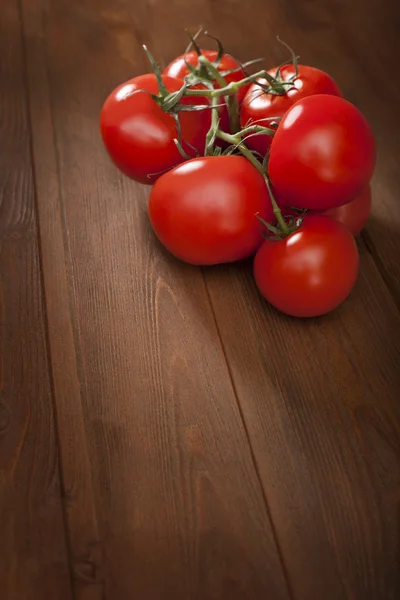 Tomate sobre mesa de madeira — Fotografia de Stock