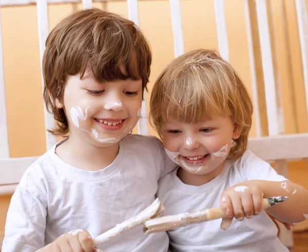 Due ragazzi con pennello — Foto Stock