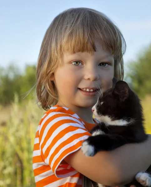 Szczęśliwe dziecko z kotkiem — Zdjęcie stockowe