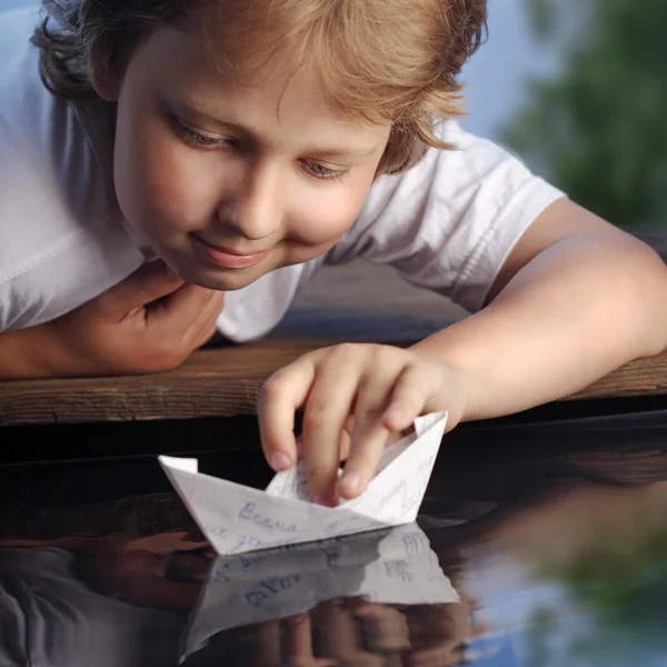 Navio de papel na mão das crianças — Fotografia de Stock