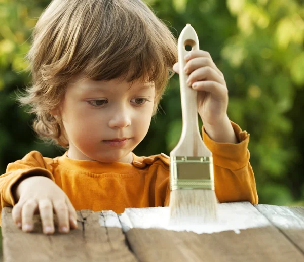 Glücklicher Junge mit Pinsel — Stockfoto