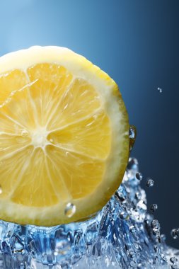 Turuncu mavi su içerisinde narenciye