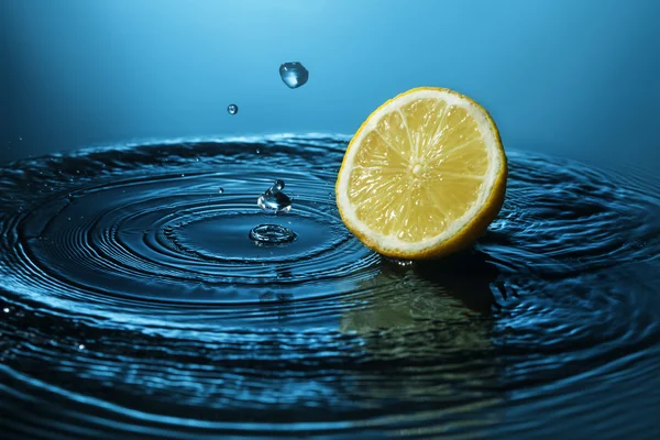 Orange citrus in blue water — Stock Photo, Image