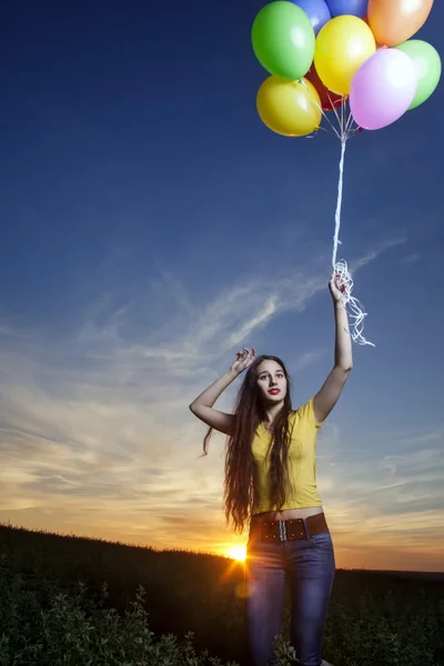 美丽的女孩与气球户外 — 图库照片