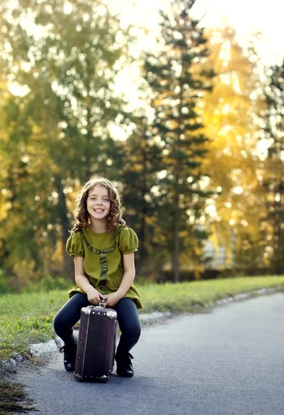 Viajero chica con una maleta — Foto de Stock