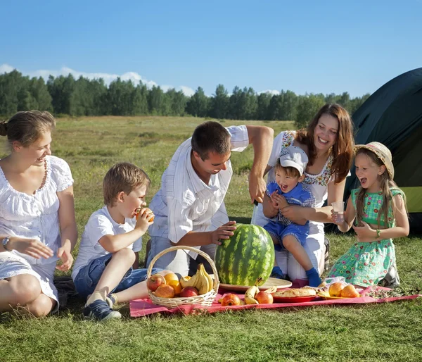 Piknik rodzin na zewnątrz z jedzeniem — Zdjęcie stockowe