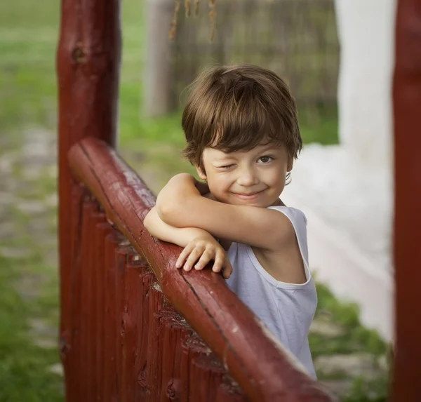 Ragazzo felice sul portico di una vecchia casa — Foto Stock