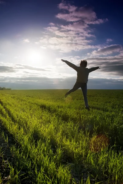 Sprung im Freien auf dem Hintergrund des Sonnenuntergangs — Stockfoto