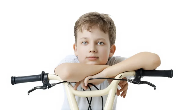 Gelukkige jongen op fiets isoleren op wit — Stockfoto
