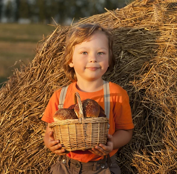 Ragazzo con cesto di focacce — Foto Stock