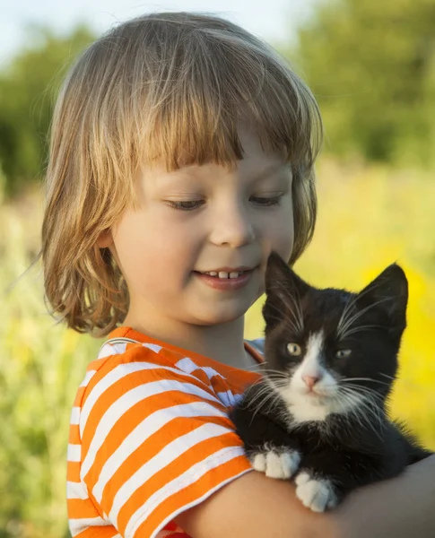 Ragazzo felice con un gattino — Foto Stock