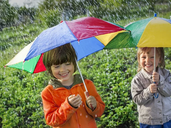 屋外の傘で幸せな弟 — ストック写真