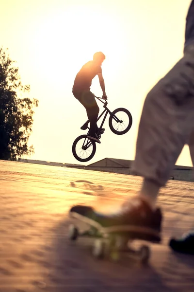 Teenager on a bicycle — Stock Photo, Image