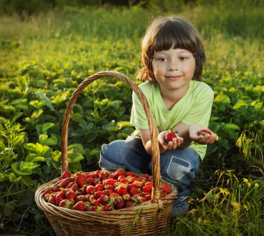 neşeli çocuk ile meyve sepeti