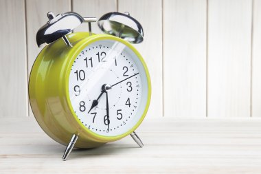 Turuncu alarm saat sabah uyandırma saati