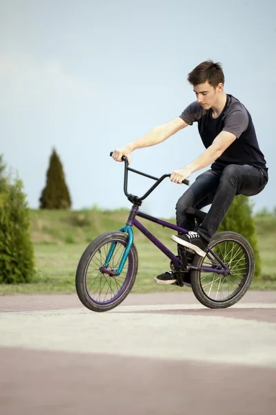 Tonåring på en cykel — Stockfoto