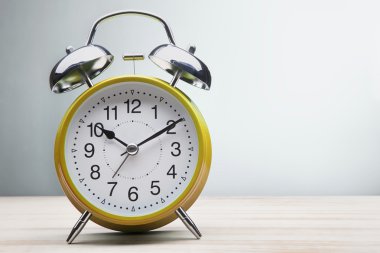 Turuncu alarm saat sabah uyandırma saati