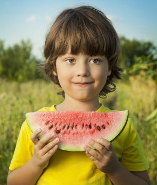 mutlu çocuk bahçesinde karpuz yeme