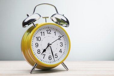 Turuncu alarm saat sabah uyandırma saati