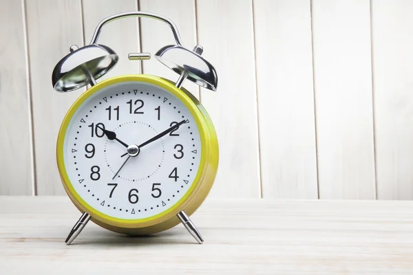 Pomarańczowy alarm clock czas wstawać rano — Zdjęcie stockowe