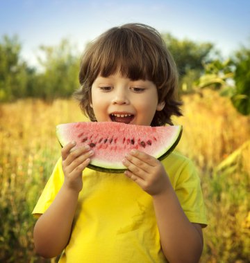 mutlu çocuk bahçesinde karpuz yeme