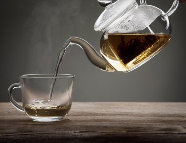 bir çaydanlık dökülür