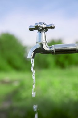 açık havada Metal musluktan su tahliye