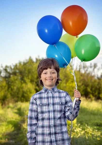 Menino de beleza com balão ao ar livre — Fotografia de Stock