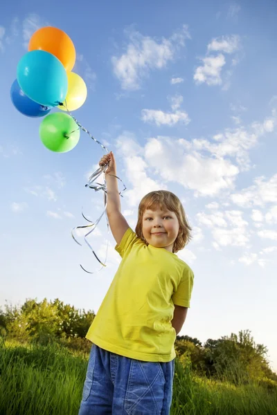 Garçon de beauté avec ballon à l'extérieur — Photo