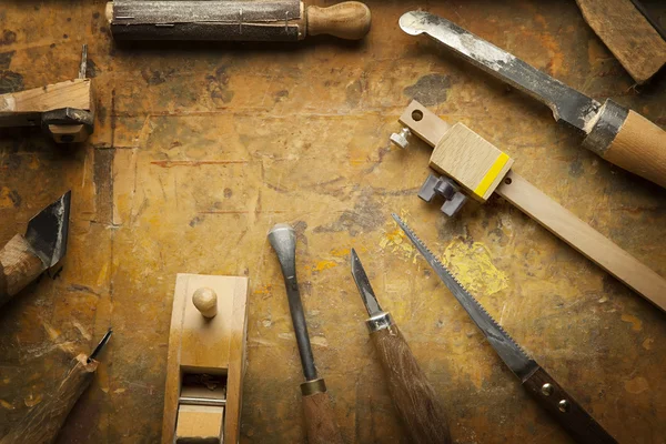 Handwerkzeuge Holz auf einer alten Holzwerkbank — Stockfoto