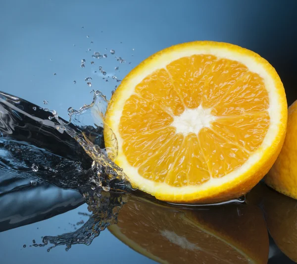 Orangenscheibe im Wasserstrom — Stockfoto