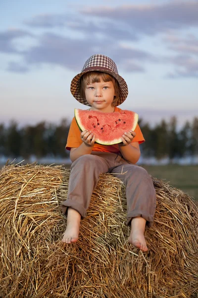 Gutt spiser vannmelon – stockfoto