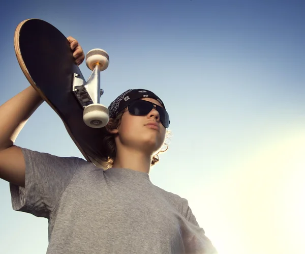 Νεαρό αγόρι με skateboard στο χέρι — Φωτογραφία Αρχείου