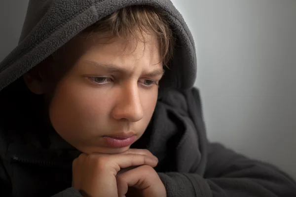 Adolescente triste sentado sozinho pensando em problemas — Fotografia de Stock