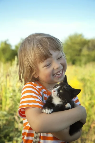 Chaton sur l'épaule — Photo