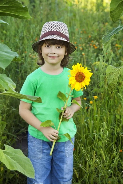 Niño feliz con girasol — Foto de Stock